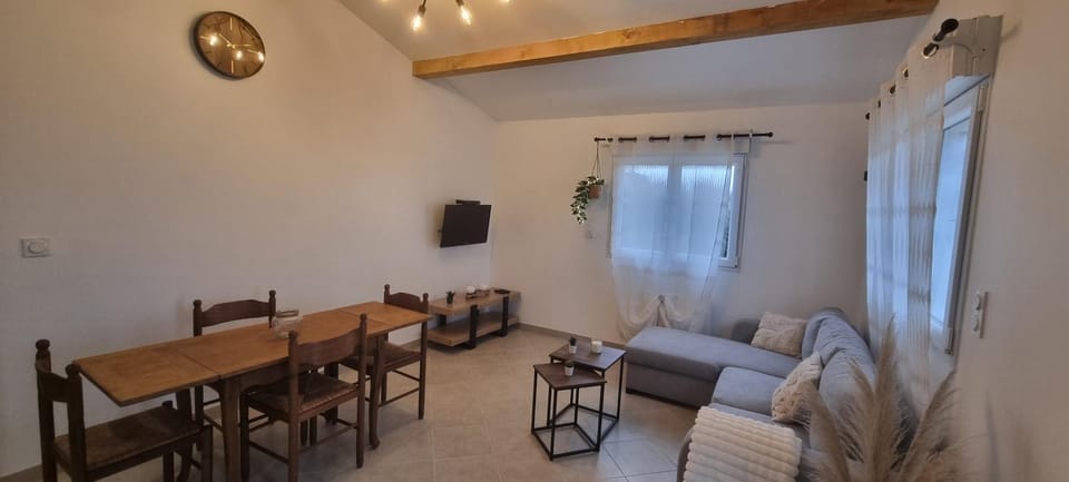 Maison dans village calme Chalet in Provence-Alpes-Côte d'Azur