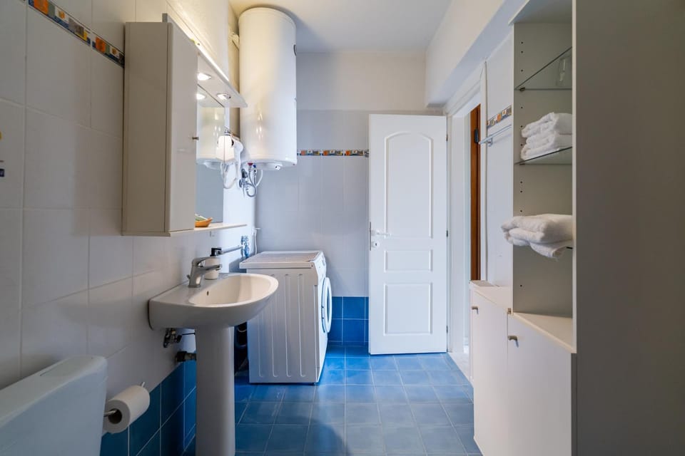 Shower, Toilet, Bathroom, Bath, towels, washing machine