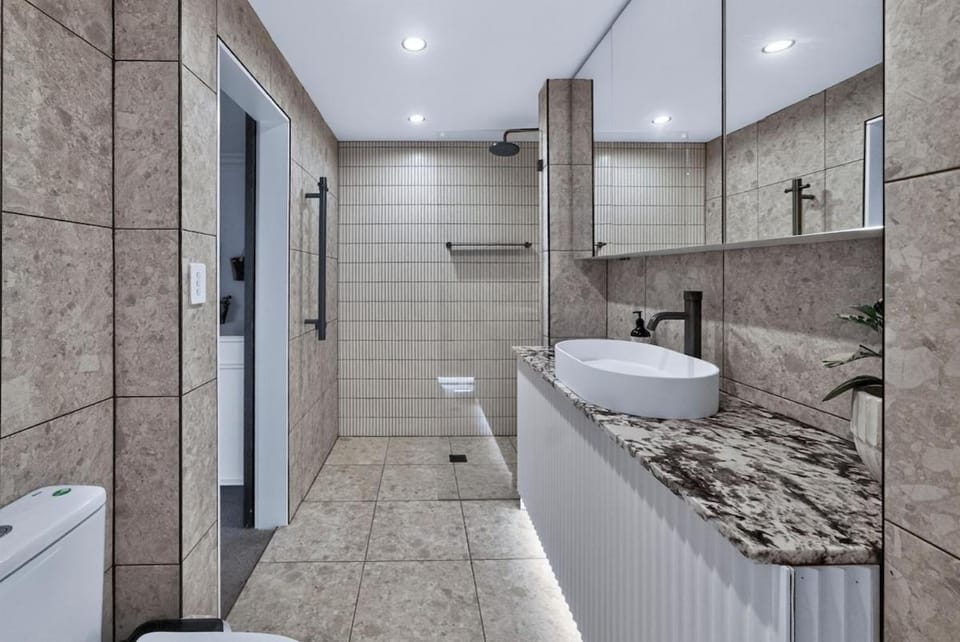 Rare 6BR Manly Beach Stay 3 Apartments House in Manly