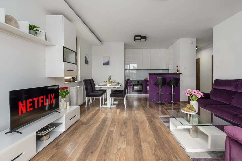 TV and multimedia, Kitchen or kitchenette, Living room, Seating area, Dining area