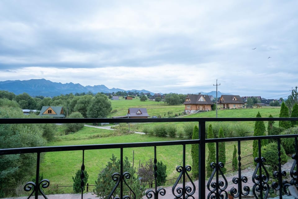 Nearby landmark, Spring, Day, Natural landscape, Mountain view