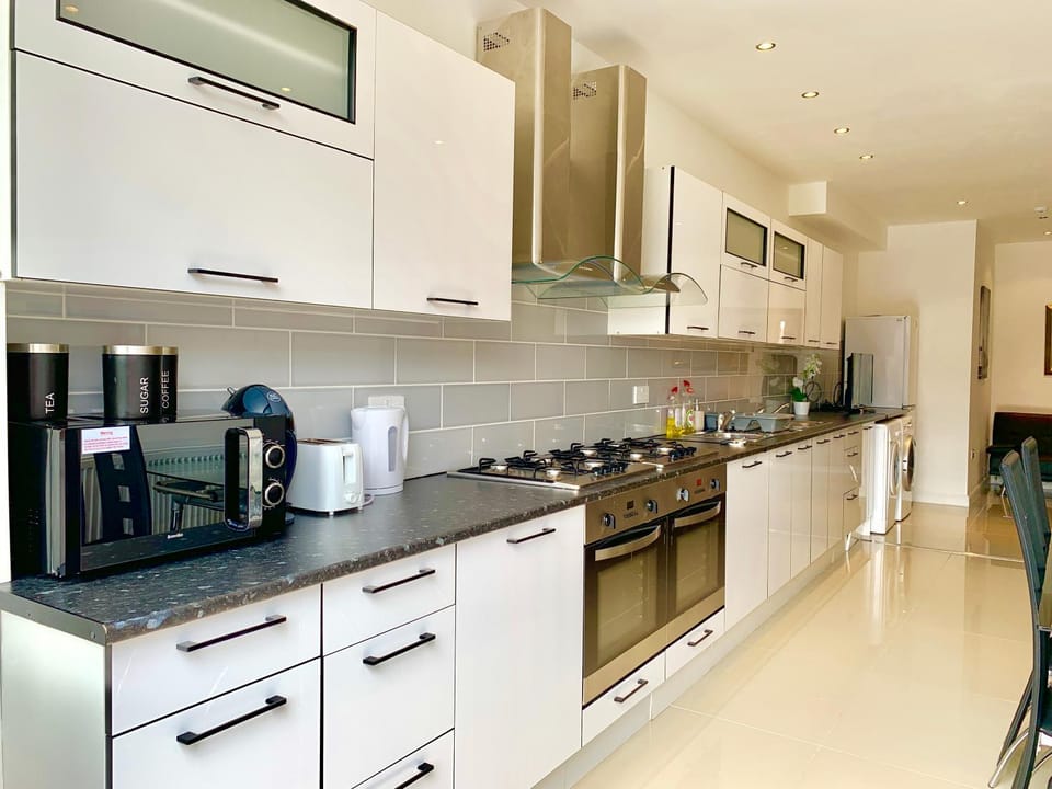 2 Bedroom 2 Bathroom Ground Floor Apartment in Newbury Park Ilford with Garden Parking and Fast WiFi Apartment in Ilford
