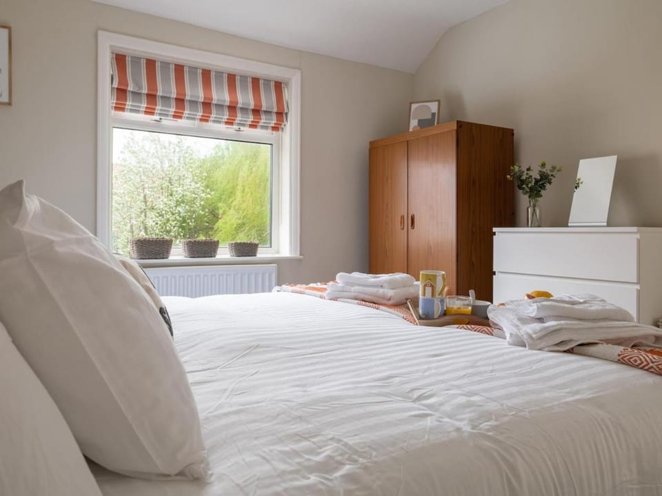 Bed, Photo of the whole room, Bedroom, towels