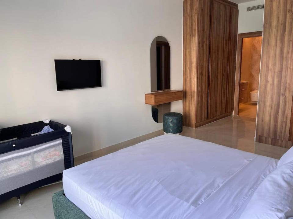 Communal lounge/ TV room, Bed, TV and multimedia, Photo of the whole room, Evening entertainment, Bedroom, wardrobe