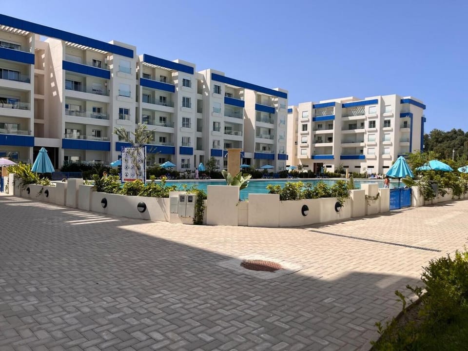 Property building, Pool view, Swimming pool, Location, sunbed
