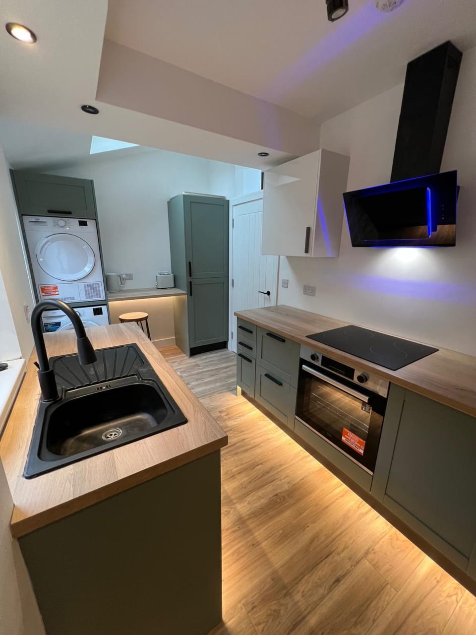 House Sleeps 6 with Enclosed Garden House in Cardiff