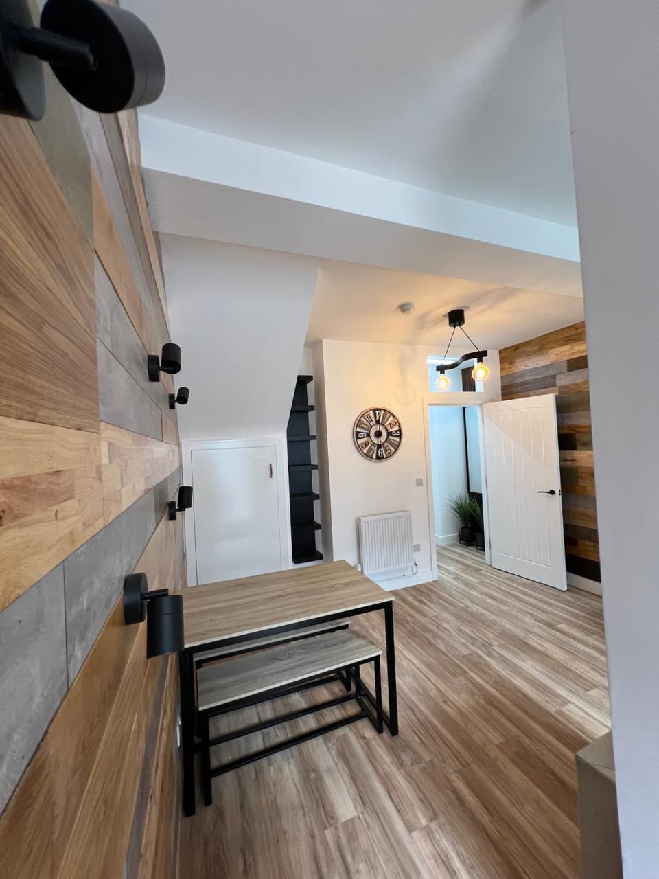 House Sleeps 6 with Enclosed Garden House in Cardiff
