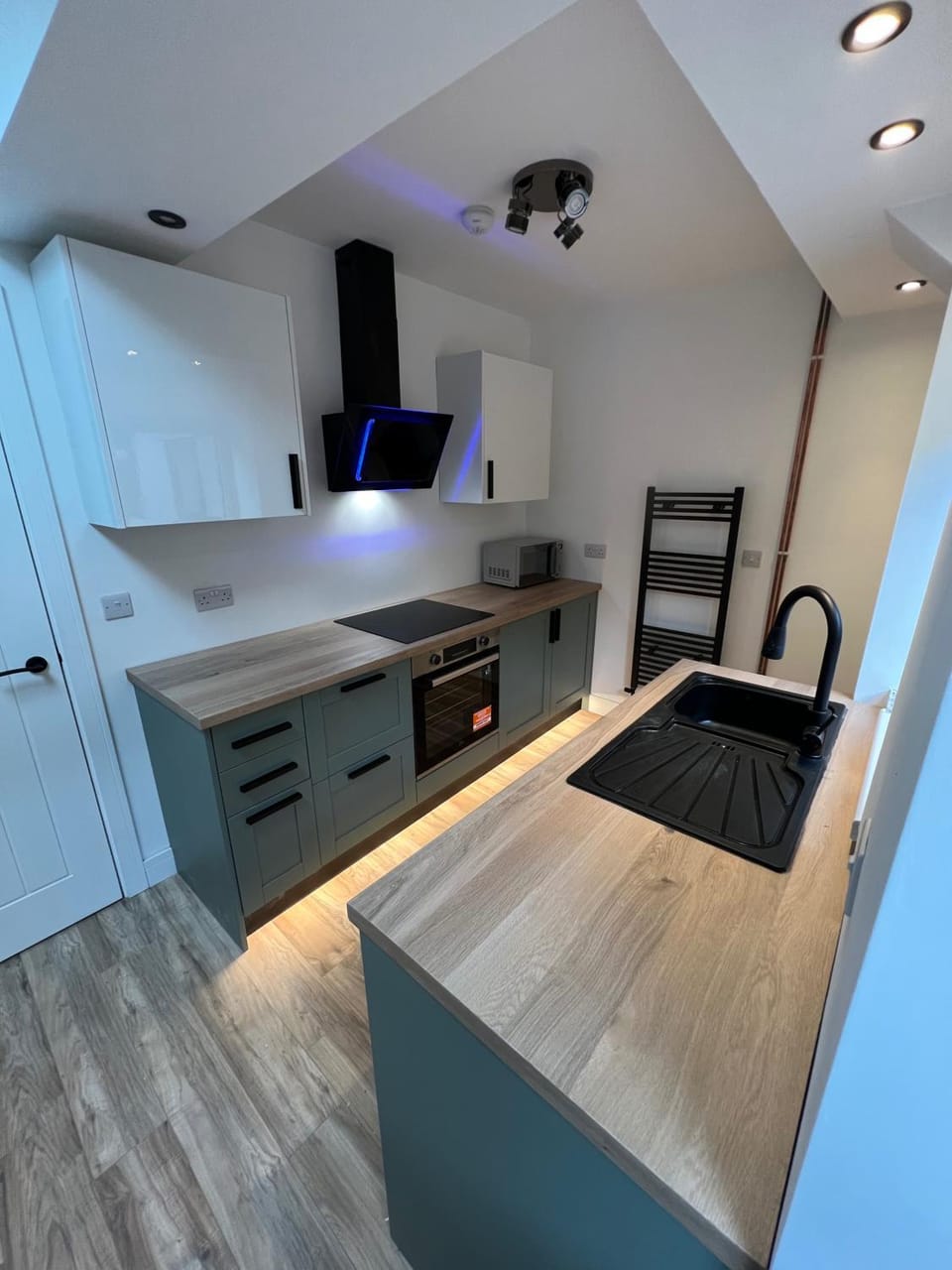 House Sleeps 6 with Enclosed Garden House in Cardiff
