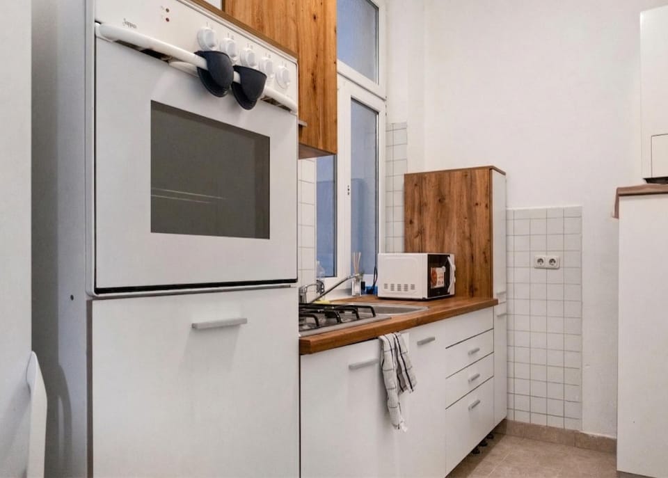Coffee/tea facilities, oven, stove