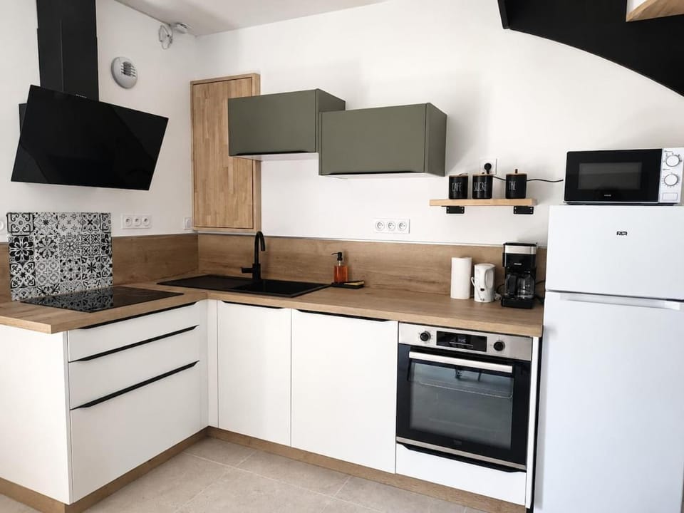 Coffee/tea facilities, dishwasher, oven, toaster, kitchen