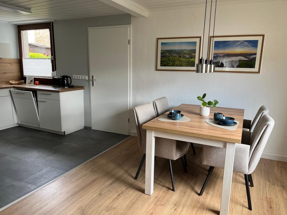 Kitchen or kitchenette, Dining area