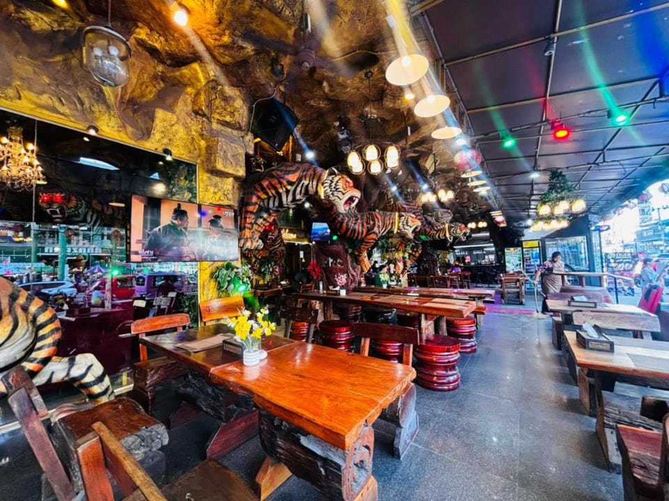 Restaurant/places to eat, Restaurant/places to eat, Communal lounge/ TV room, Casino, Nightclub / DJ, Living room, Lounge or bar, Food and drinks, Banquet/Function facilities, Seating area, Evening entertainment
