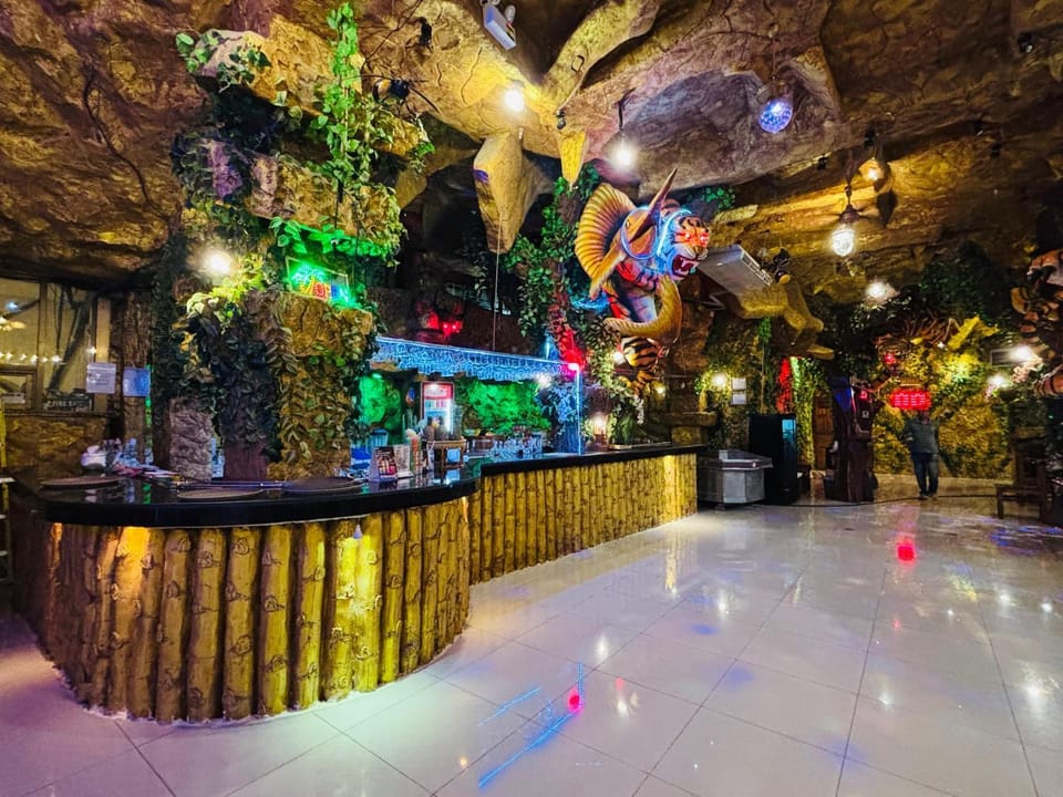 Restaurant/places to eat, Restaurant/places to eat, Nightclub / DJ, Lounge or bar, minibar