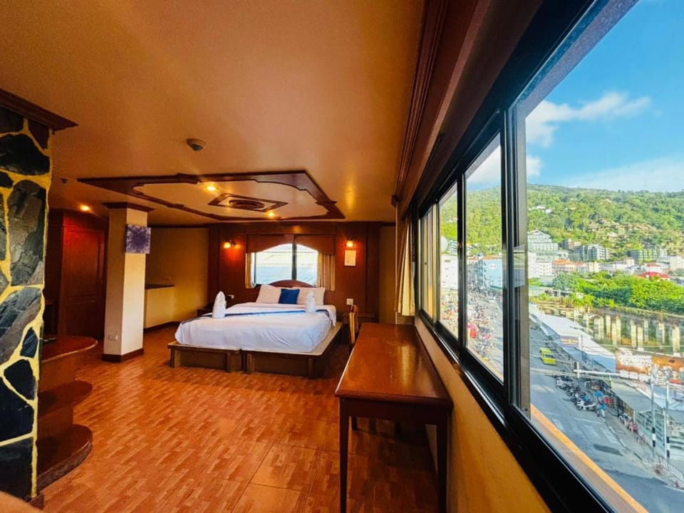 Bed, Natural landscape, View (from property/room), Balcony/Terrace, Photo of the whole room, Bedroom, City view, Mountain view