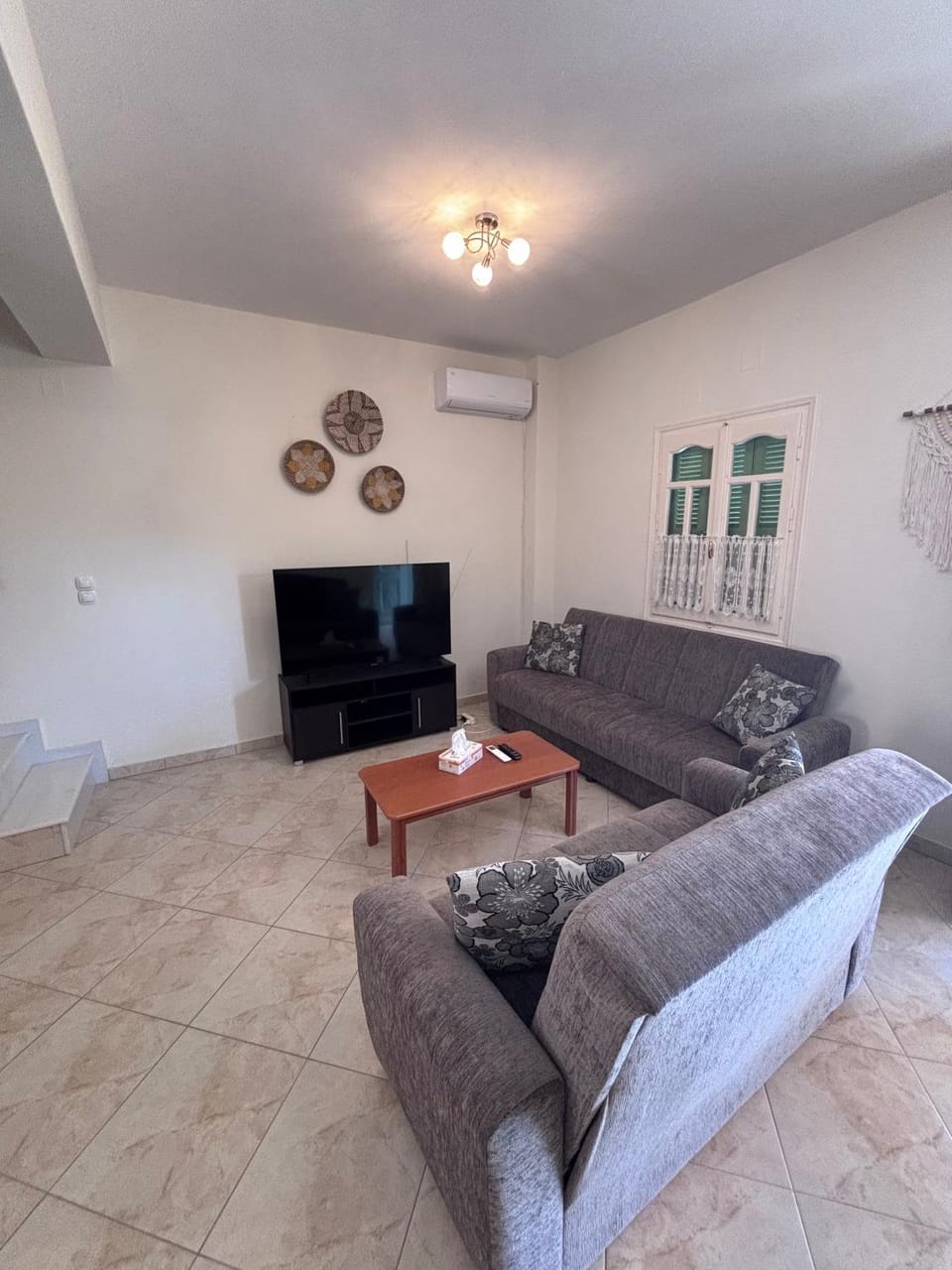 TV and multimedia, Living room, Seating area, Evening entertainment, air conditioner