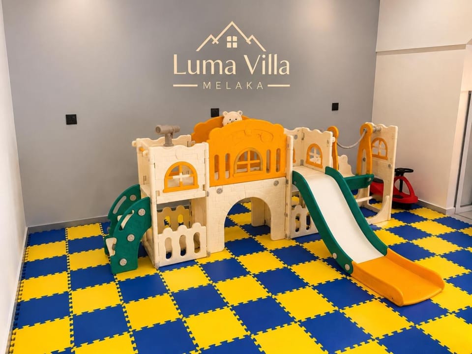 Luma Villa 7Bedroom Swimming pool KTV BBQ Snocker Kids Playground Villa in Malacca
