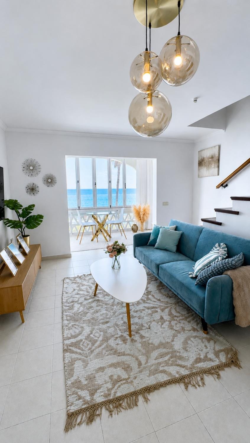 Doña Lola Beachfront Getaway House in Sitio de Calahonda