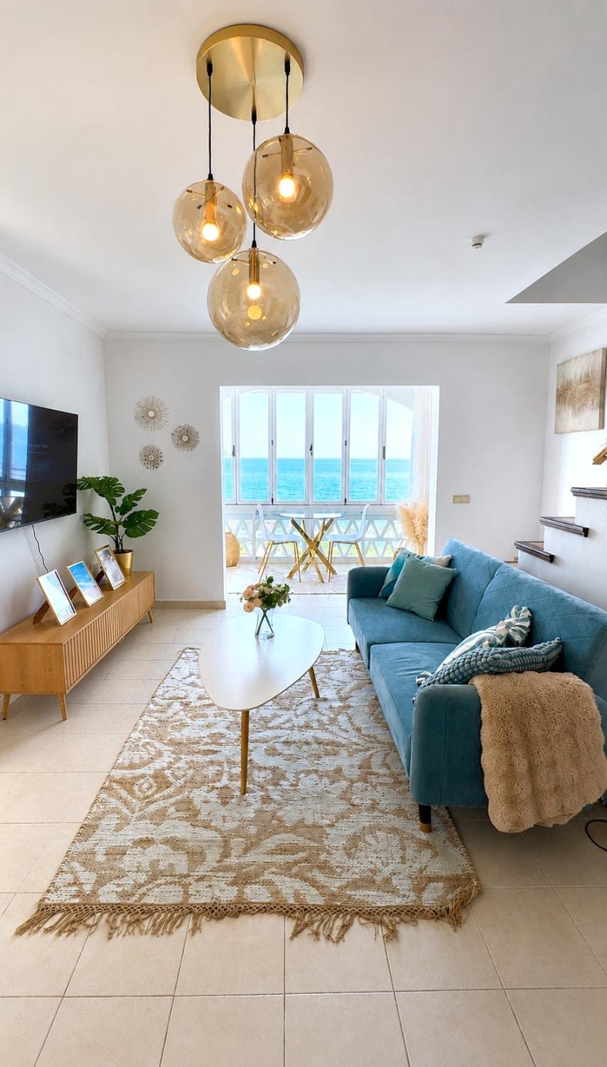 Doña Lola Beachfront Getaway House in Sitio de Calahonda