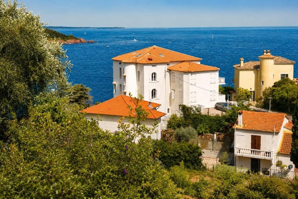 La Bastide Blanche Sea view, air conditioning and WiFi Apartment in Saint-Raphael