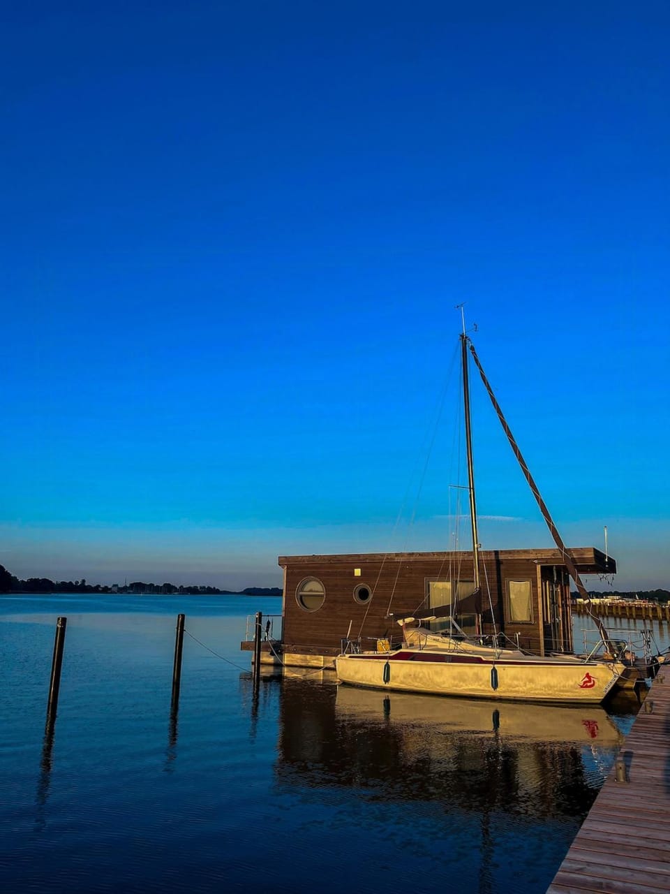 Hausboot mit Panoramablick Docked boat in Schleswig