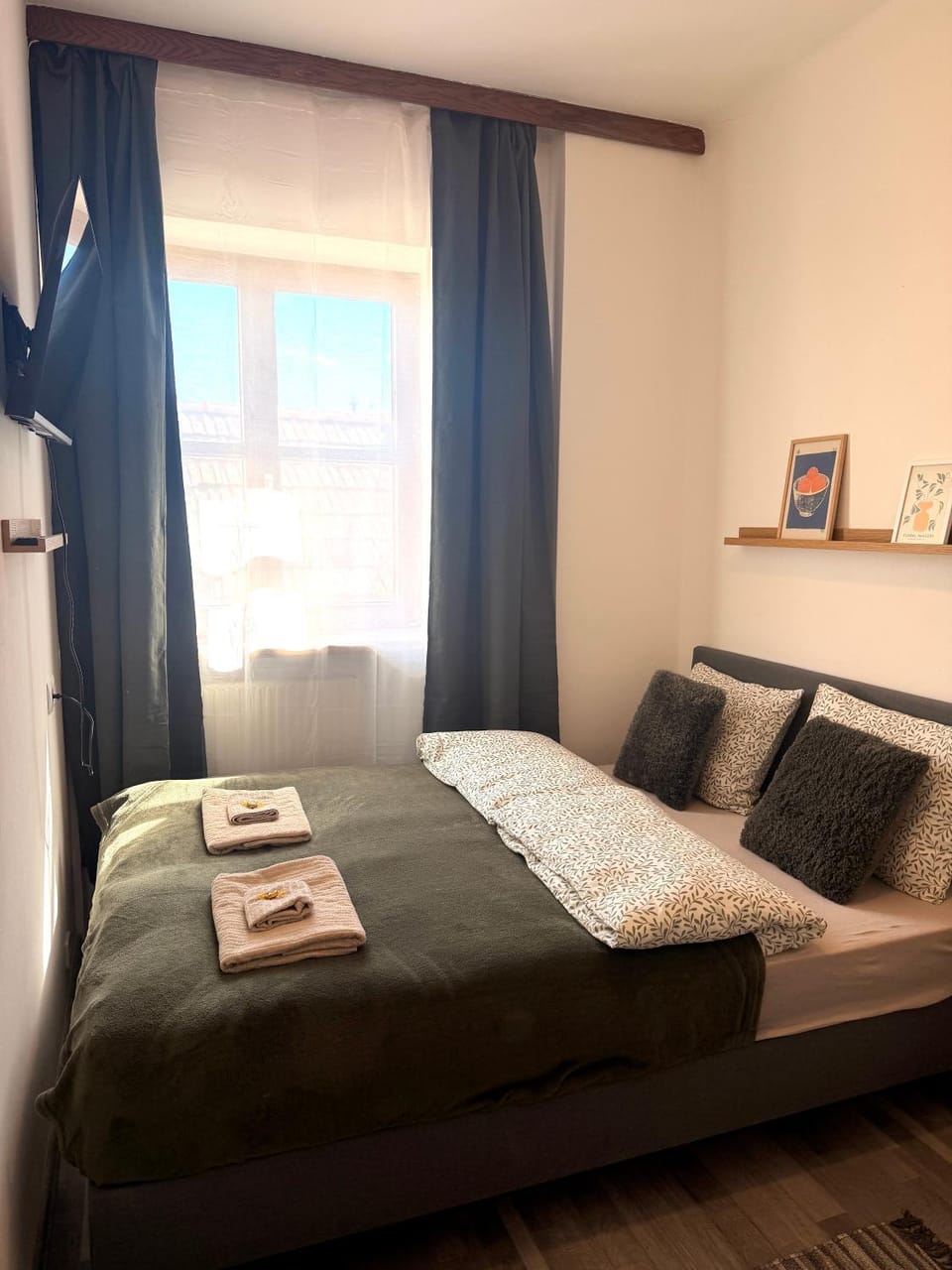 Bed, TV and multimedia, Living room, Photo of the whole room, Seating area, Bedroom, towels