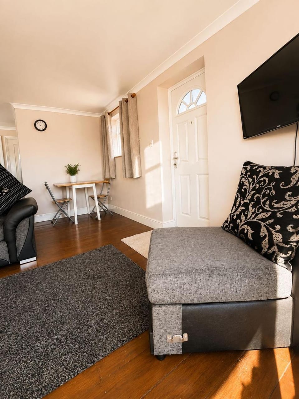 Communal lounge/ TV room, TV and multimedia, Living room, Seating area