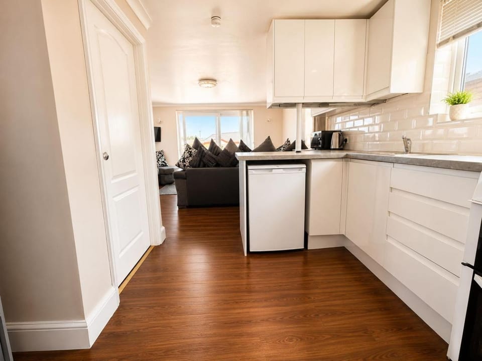 Kitchen or kitchenette, oven, pet friendly, stove