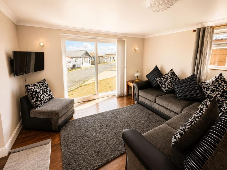 Communal lounge/ TV room, TV and multimedia, Living room, Seating area, Evening entertainment