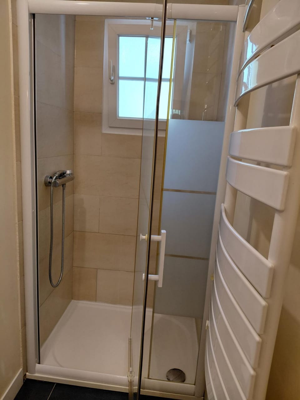 Chambre Cozy lit QueenSize avec salle de bain et wc privés Bed and Breakfast in Nantes