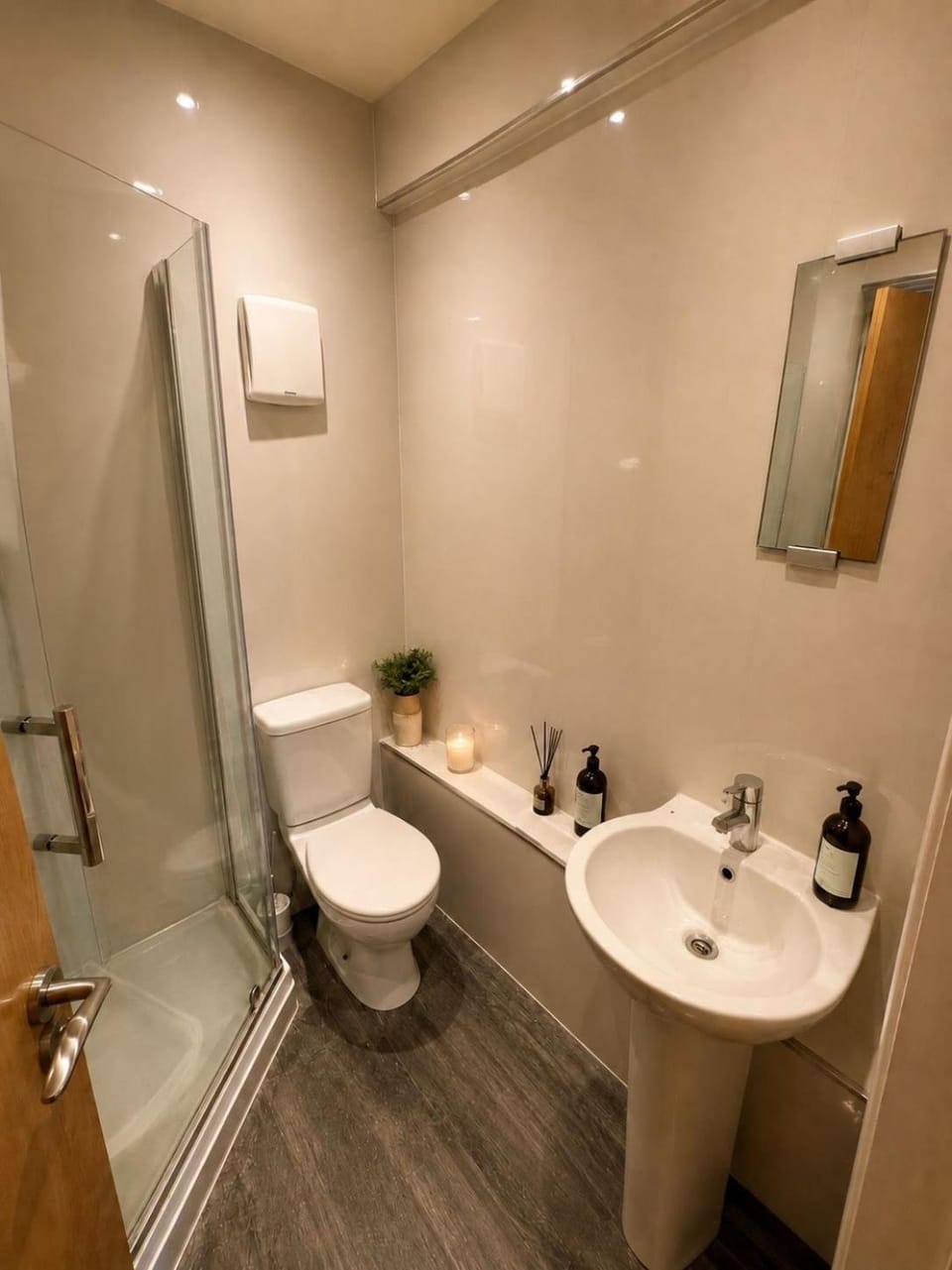 Stylish City Centre Duplex 2BR Balcony & Parking Apartment in Derby