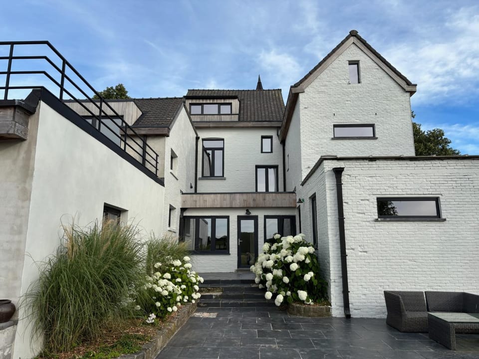 Property building, Patio, Balcony/Terrace