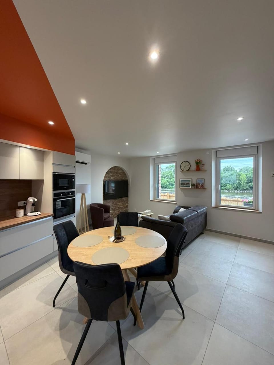 TV and multimedia, Kitchen or kitchenette, Living room, Seating area, Dining area, stove