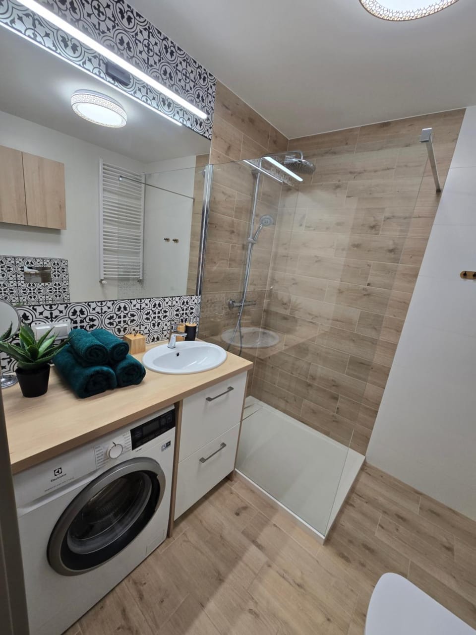 Shower, Bathroom, towels, washing machine