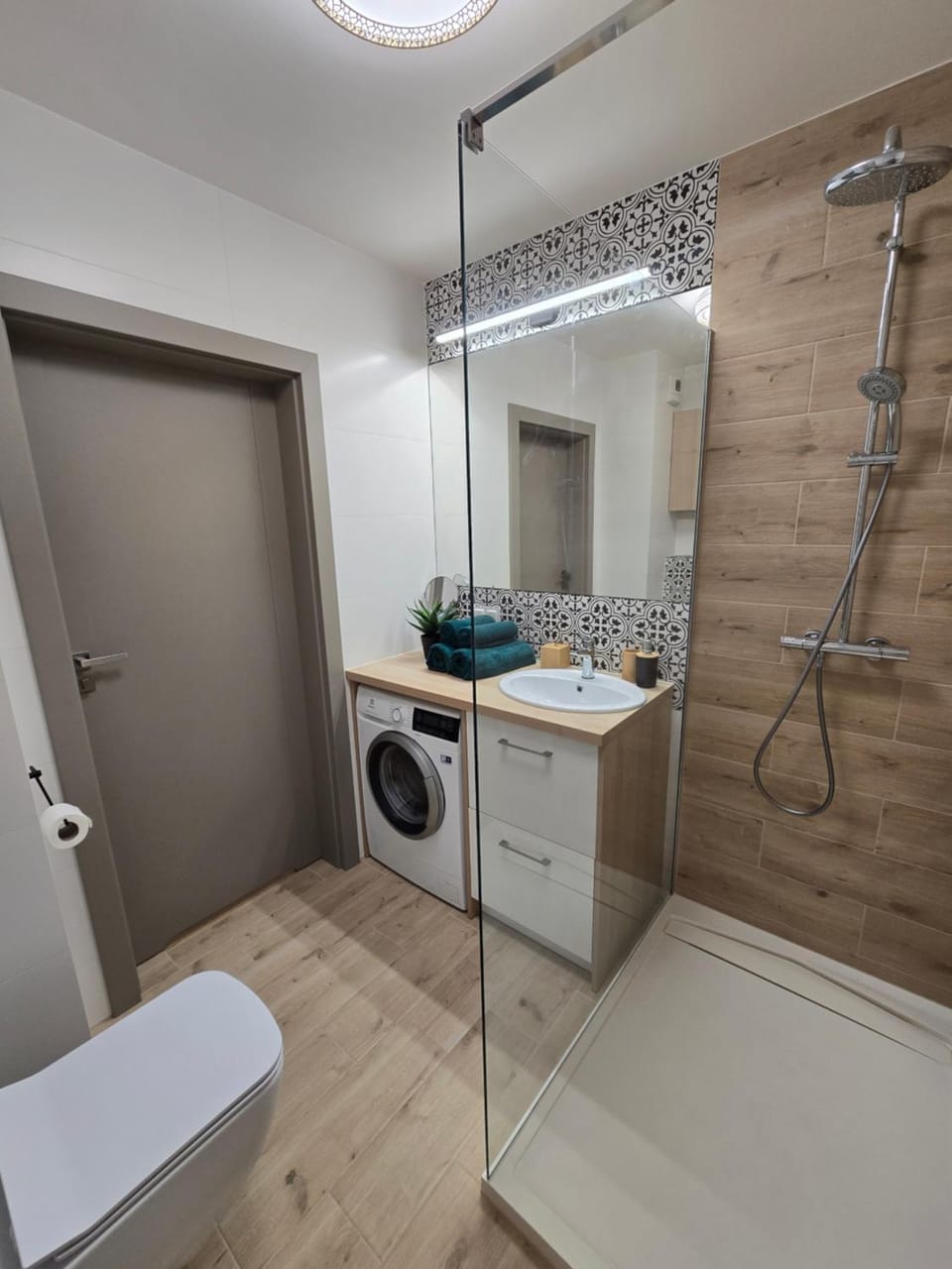 Shower, Toilet, Bathroom, towels, washing machine