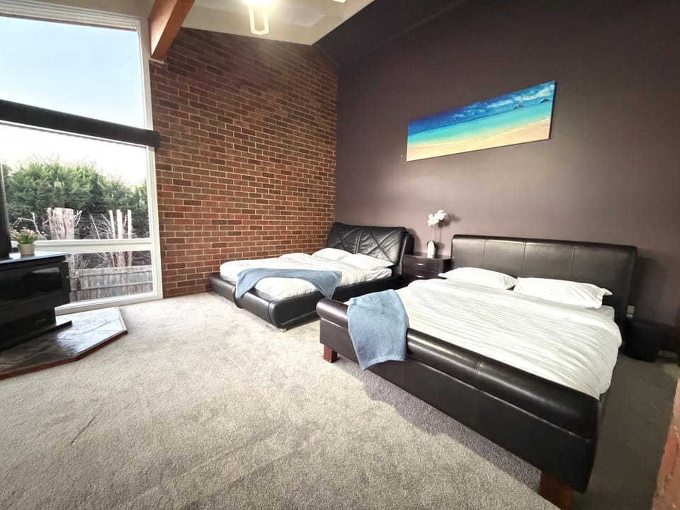 Elegant Family Retreat with Garden House in Mulgrave