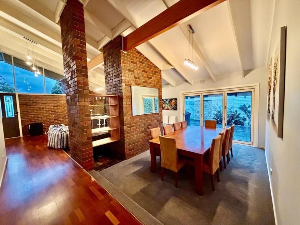 Elegant Family Retreat with Garden House in Mulgrave