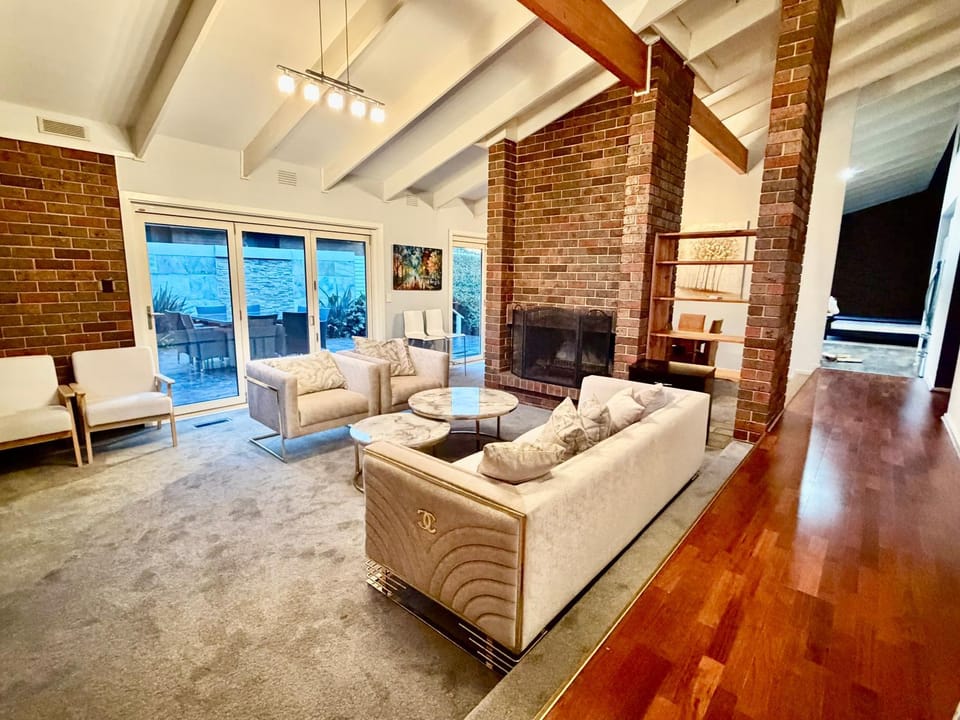 Elegant Family Retreat with Garden House in Mulgrave