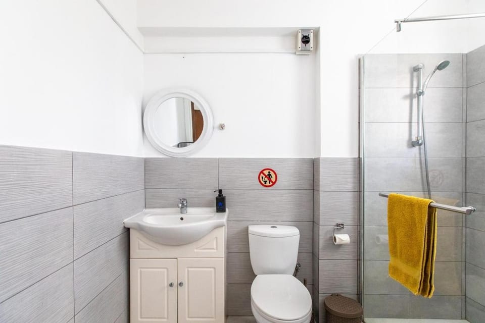 Central 1-bed flat, 5 min walk to Finikoudes Beach Apartment in Larnaca