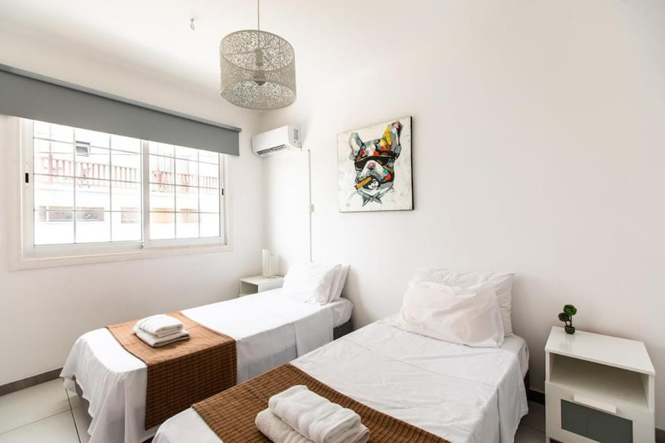 Central 1-bed flat, 5 min walk to Finikoudes Beach Apartment in Larnaca