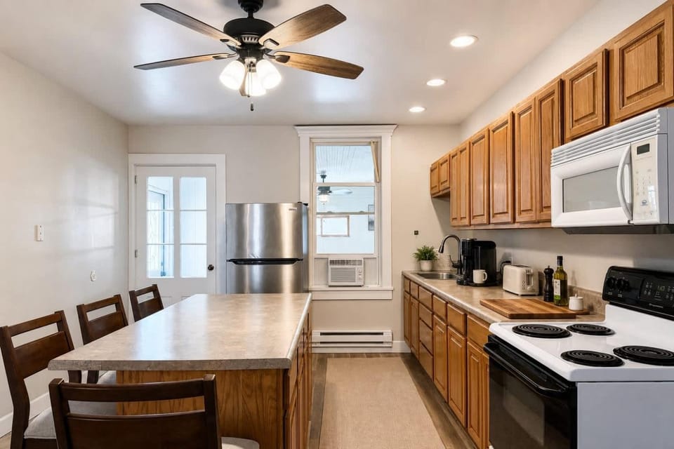 Downtown Neenah Charm Cozy 2BR Upper Apartment in Neenah