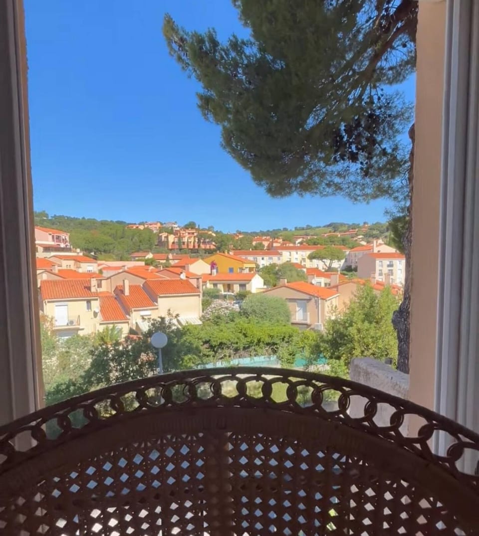 Escapade à Collioure, Terrasse Ombragée Parking Privé et Vue sur les Albères Apartment in Collioure