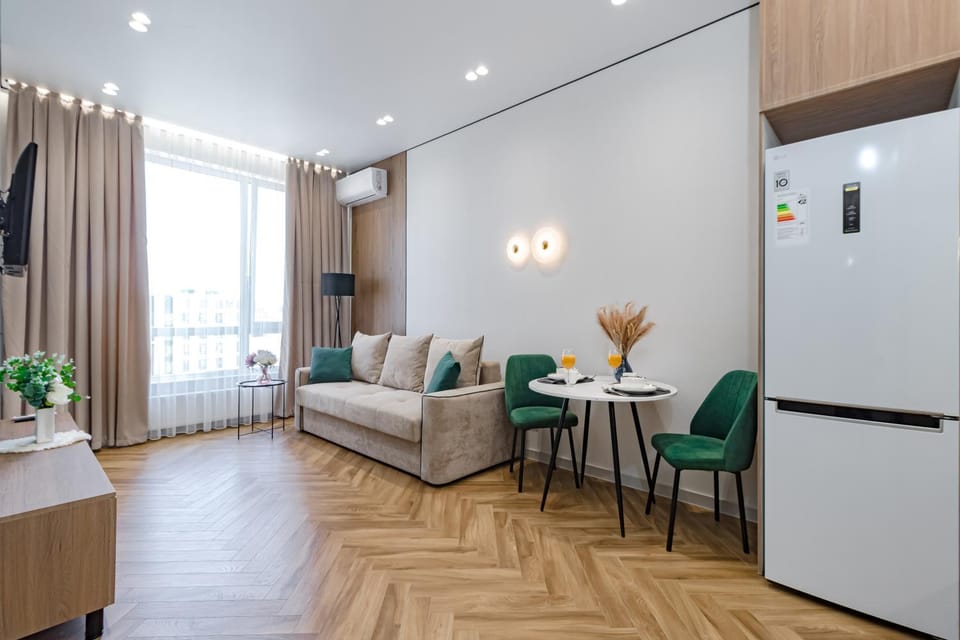 TV and multimedia, Living room, Seating area, Dining area, air conditioner