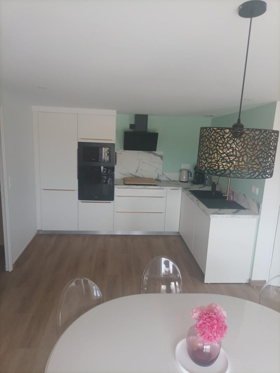 Coffee/tea facilities, oven, kitchen