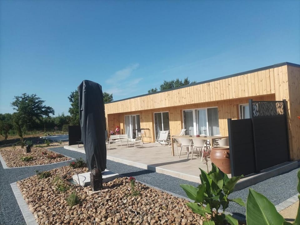 Property building, Patio, Day, Garden, Garden view