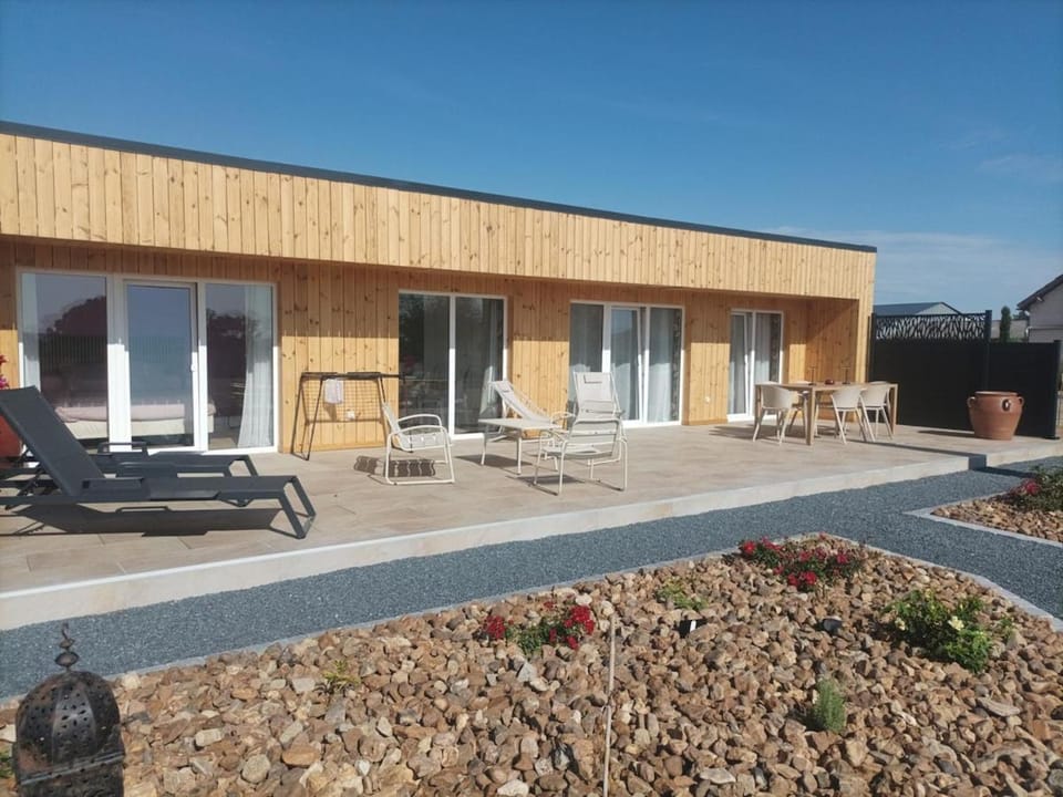 Property building, Patio, Day, sunbed