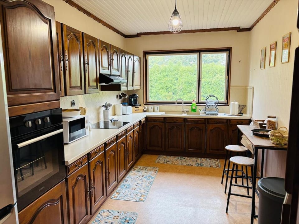Coffee/tea facilities, Kitchen or kitchenette, Dining area, oven, stove, toaster