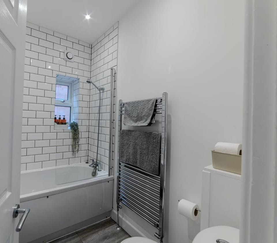Sahara Rose, cozy central East Grinstead home House in East Grinstead