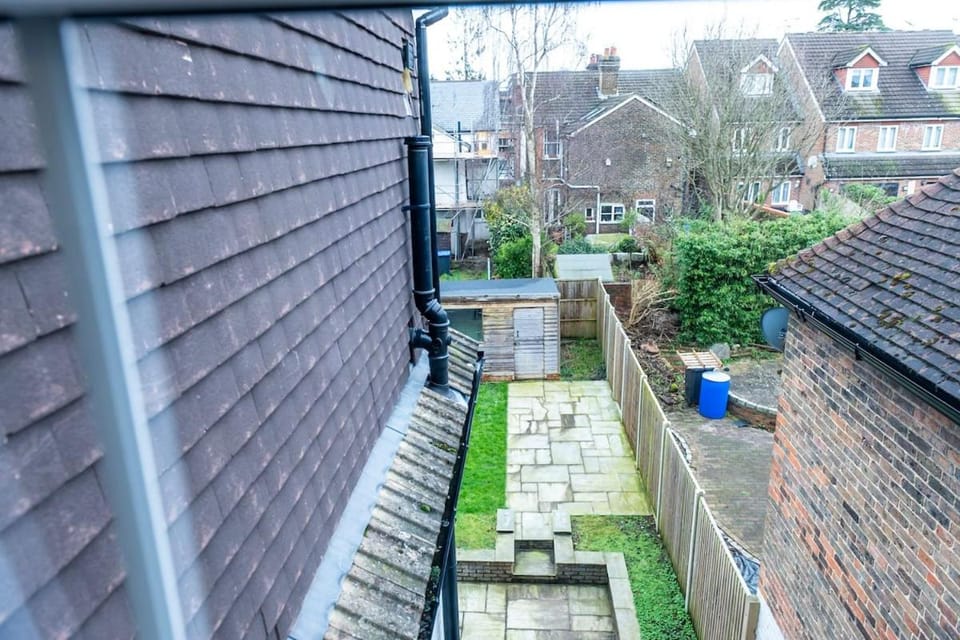 Sahara Rose, cozy central East Grinstead home House in East Grinstead