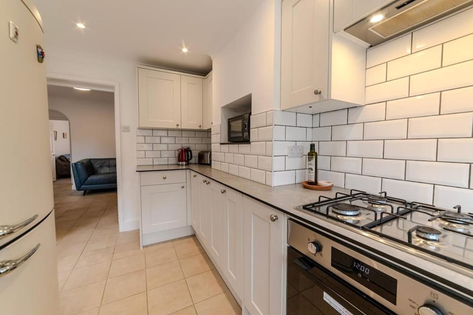 Sahara Rose, cozy central East Grinstead home House in East Grinstead