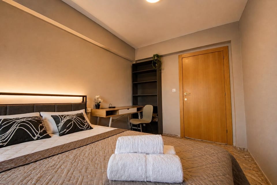Bed, Living room, Photo of the whole room, Seating area, Bedroom, towels